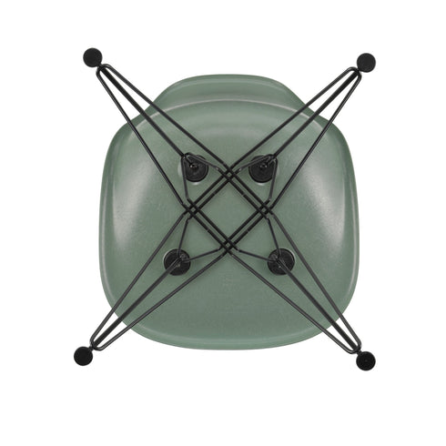 Cadeira Eames DSR em Fibra de Vidro / Base Preta